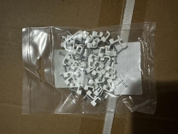 Скоба пластиковая плоская Volsten V02-6W-2-06-050, 6 мм, 50 штук