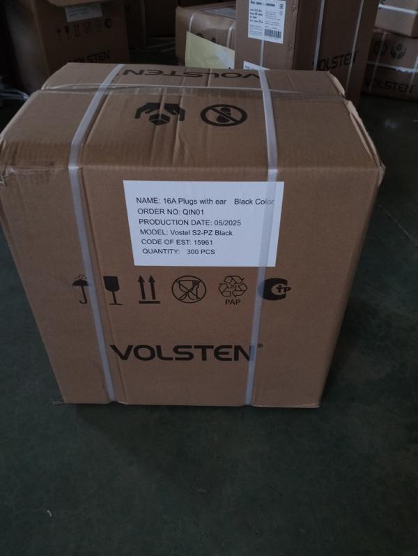 Вилка Volsten S2-PZ Black угловая с кольцом каучук. черн. с/з 16A IP44 