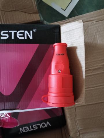 Розетка Volsten S1-MZ Red перенос. каучук. с защит. крышкой 1 местн. красн. с/з IP44 