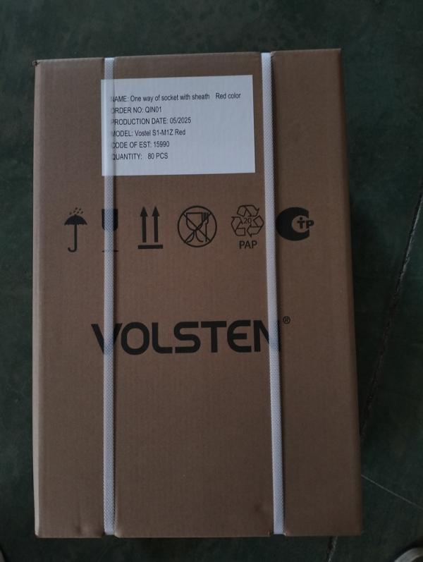 Колодка Volsten S1-M1Z Red штепс. с защит. крышкой каучук. 1 местн. красн. с/з IP44