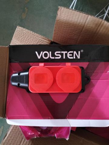 Колодка Volsten S1-M2Z Red штепс. с защит. крышкой каучук. 2-х местн. красн. с/з IP44 