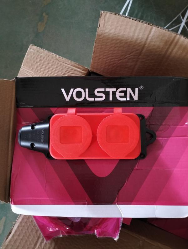 Колодка Volsten S1-M2Z Red штепс. с защит. крышкой каучук. 2-х местн. красн. с/з IP44 