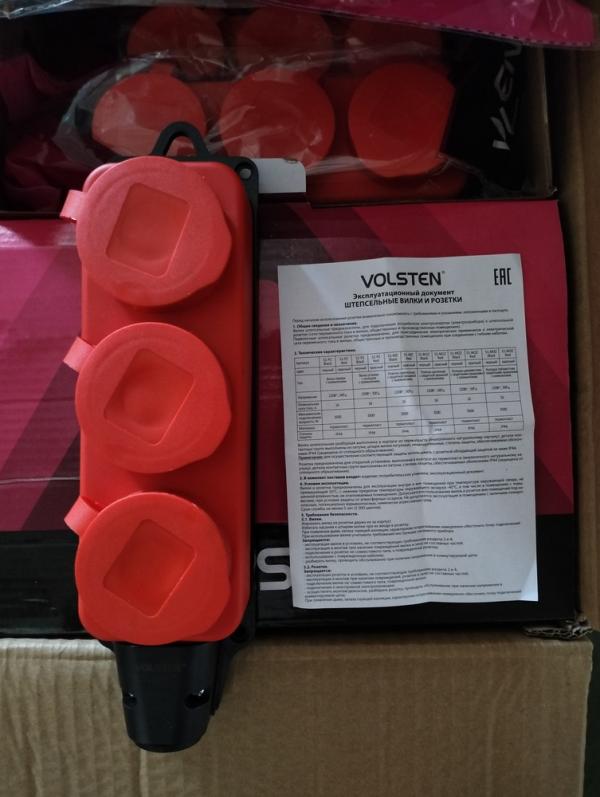 Колодка Volsten S1-M3Z Red штепс. с защит. крышкой каучук. 3-х мест. красн. с/з IP44 